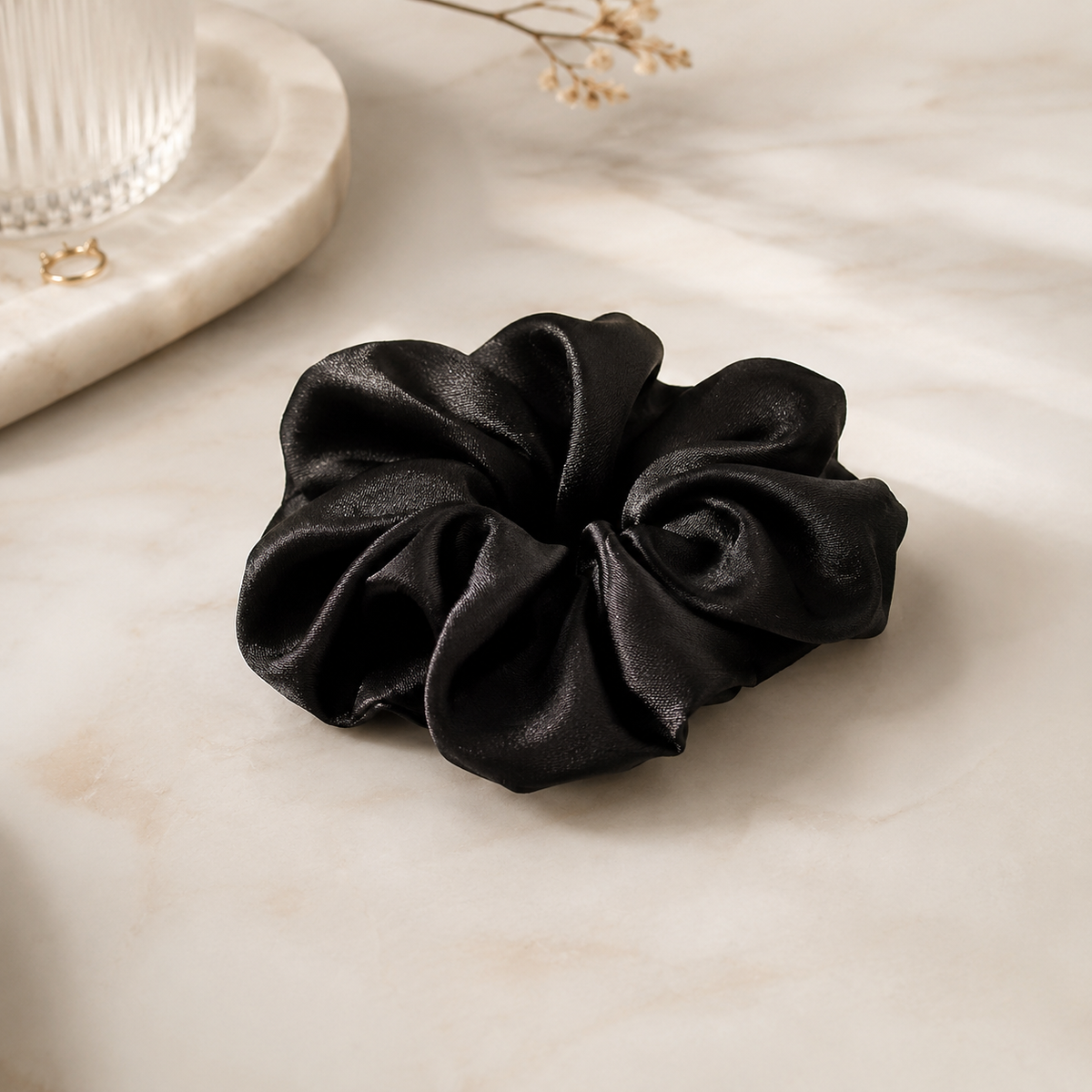 Chouchou satin noir NUIT STUDIO sur fond crème premium