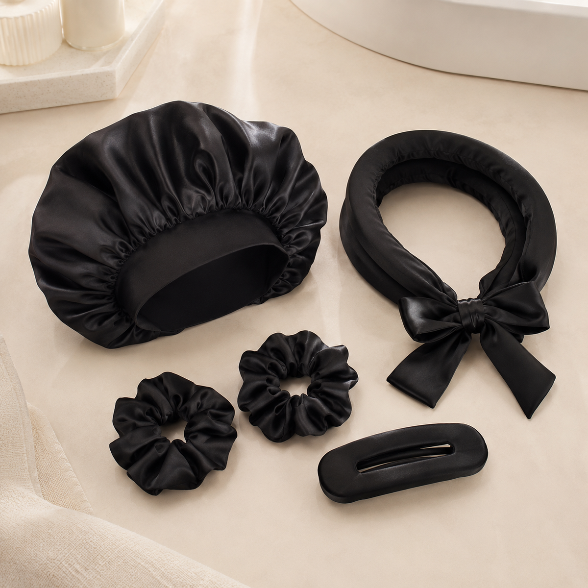 Kit de boucles sans chaleur noir NUIT STUDIO avec bonnet, chouchous et pince sur fond crème premium